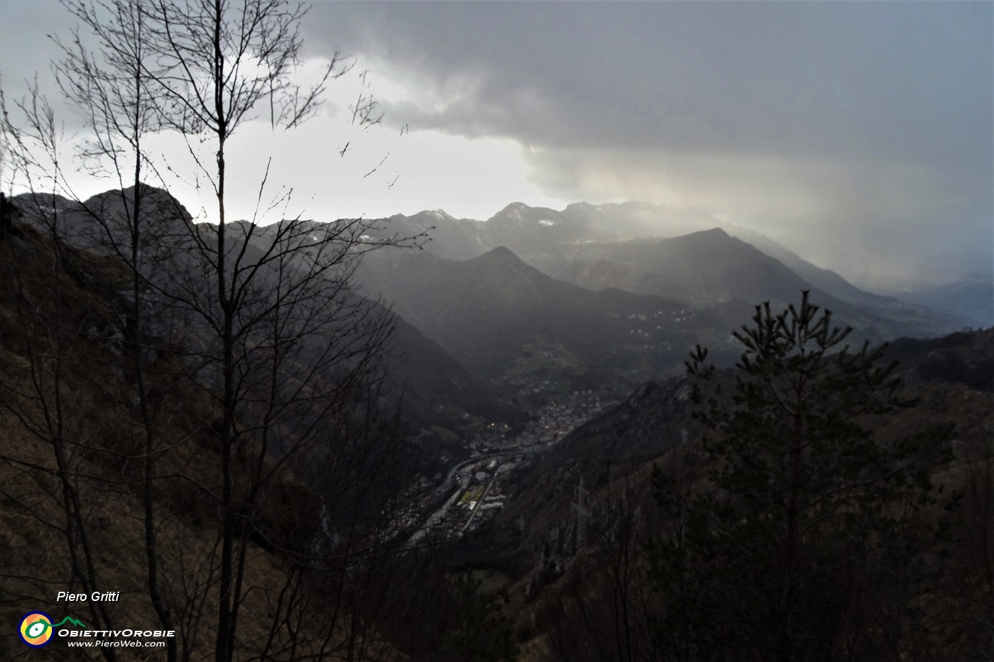 87 In arrivo dalla Val Taleggio un temporale.JPG